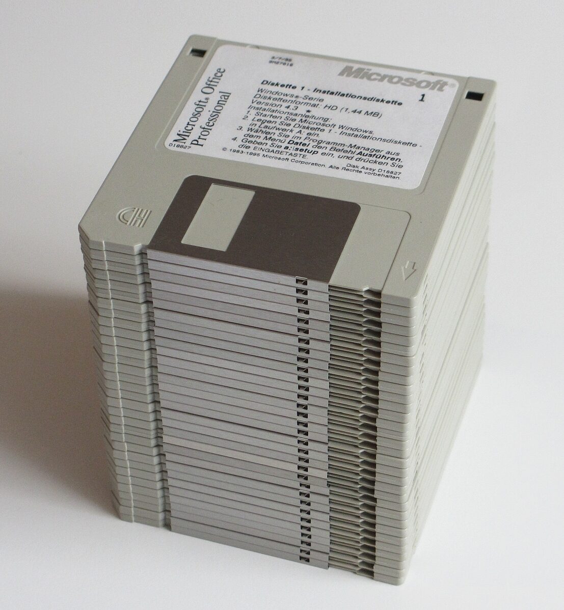 Thirty-two 3.5-inch floppy disks laid out in rows, each labelled as part of a German Microsoft Office Professional 4.3 installation set.