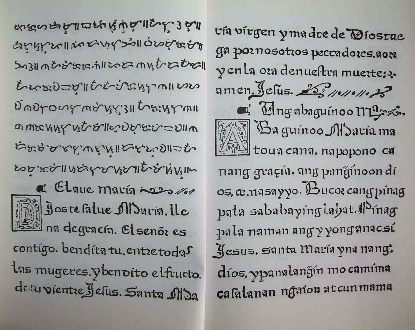Two facing printed pages from a 1593 book: the upper part of the left-hand page carries rows of curved Baybayin characters and the lower part blackletter type in Spanish; the right-hand page continues in blackletter, first in Spanish and then in Tagalog, each passage opening with a decorated initial capital.