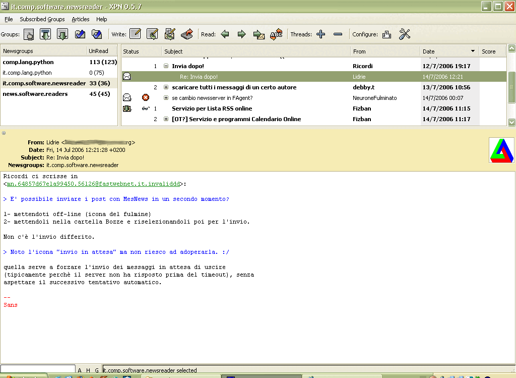 Screenshot of a Windows newsreader titled XPN 0.5.7: a left-hand pane listing four subscribed newsgroups with unread and total counts, an upper-right pane of message subjects with sender, date and score columns, and a lower pane showing an Italian-language message whose quoted passages are marked with angle brackets and which ends with two hyphens above a signature.